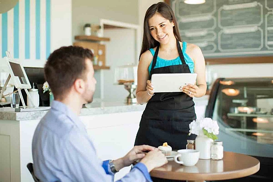 la cameriera è un tipico lavoro per il week end